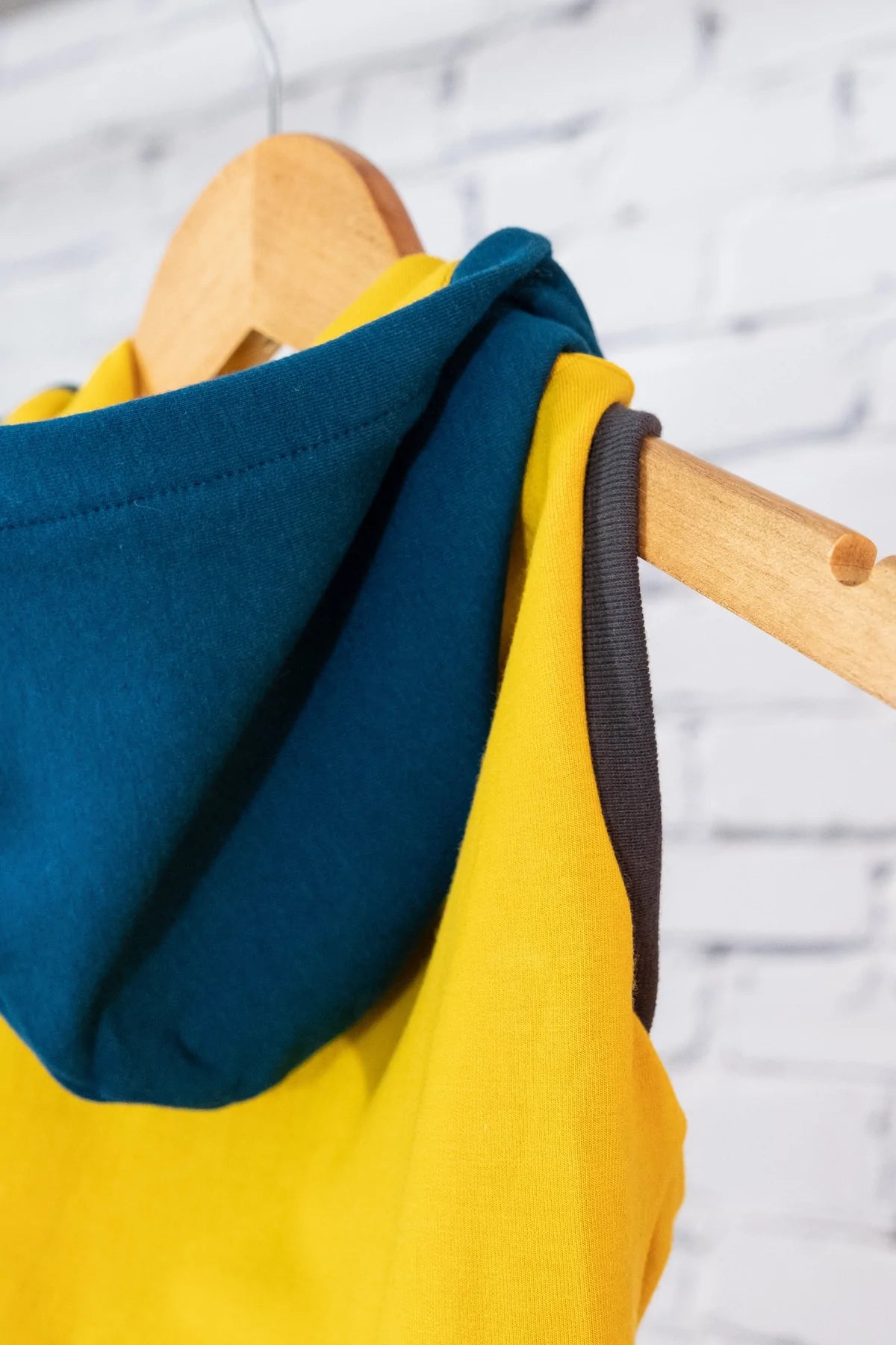 SHARPER BARKER FLEECE HOODIES COLOR BLOCK : NUGGET